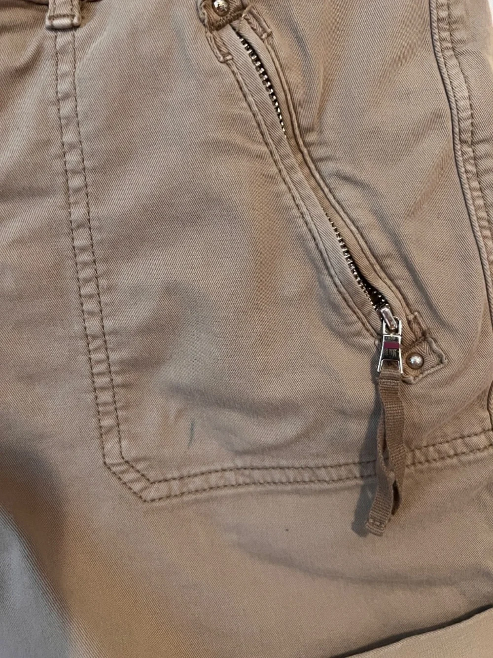 White House Black Market 4 ½” Mid Rise Khaki Shorts | Size 4